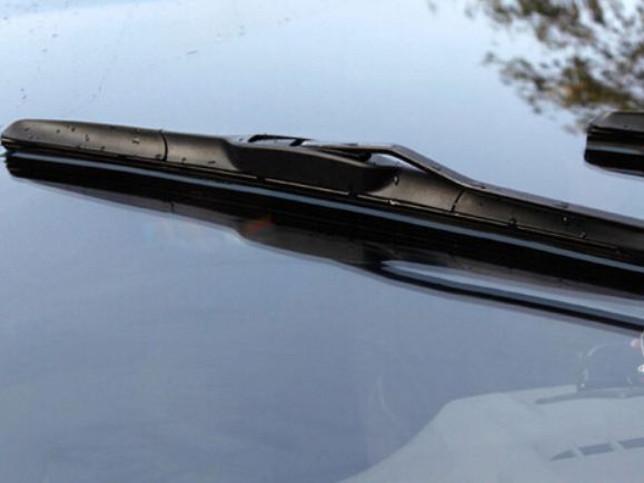 雨刮器下面的树叶怎么清理?-有驾 雨刮器下面的树叶怎么清理?-有驾