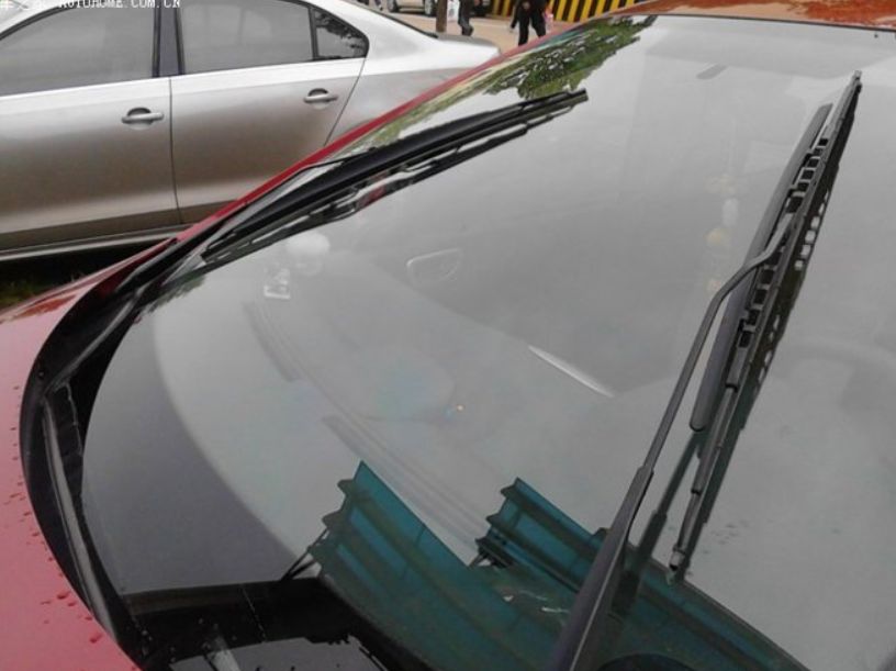 雨刮器下面的树叶怎么清理?-有驾 雨刮器下面的树叶怎么清理?-有驾