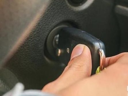 奥迪车内灯一直亮着怎么关?-有驾 奥迪车内灯一直亮着怎么关?-有驾