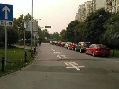 开车怎样提前选择正确的车道?-有驾