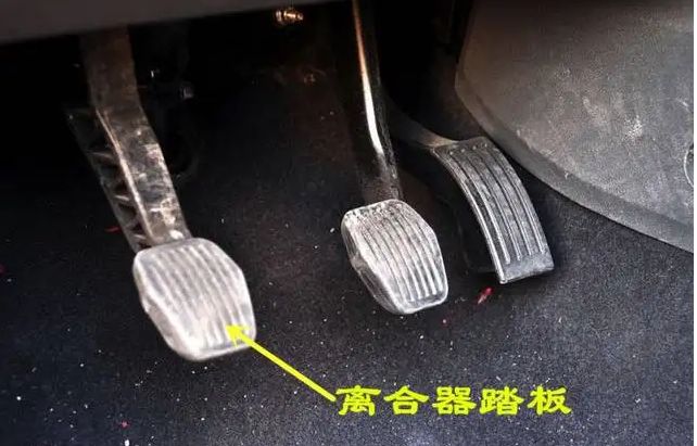 开车左脚右脚各踩的是什么？-有驾
