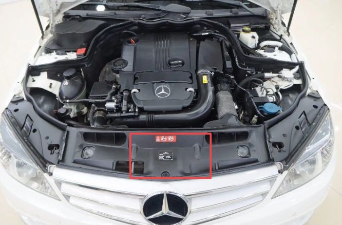 奔驰c200的车架号钢印在哪?-有驾