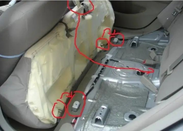 汽车后排座椅卡扣按不进去是怎么回事？-有驾