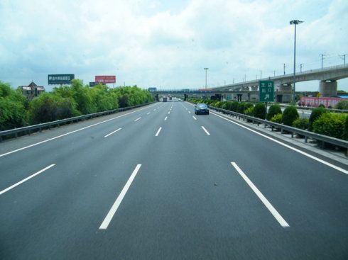 同向四车道高速公路每道速度是多少?-有驾 同向四车道高速公路每道速度是多少?-有驾