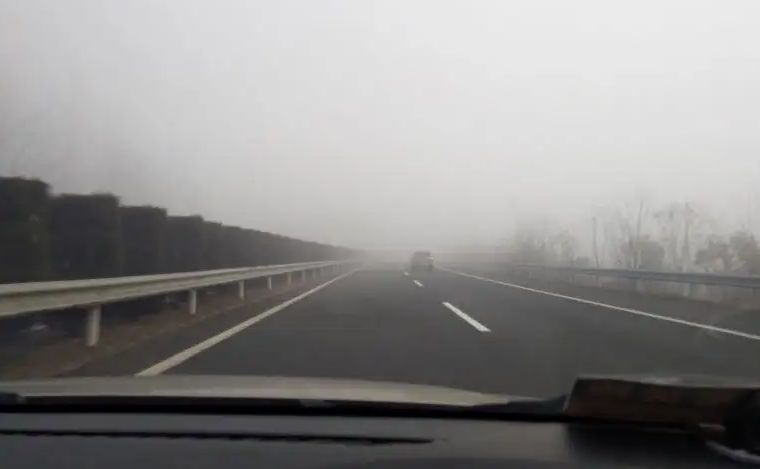 高速路上能见度不足200米,车速和车距要保持多少?-有驾 高速路上能见度不足200米,车速和车距要保持多少?-有驾