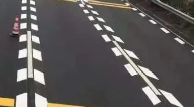 路面的菱形虚线是什么含义?-有驾