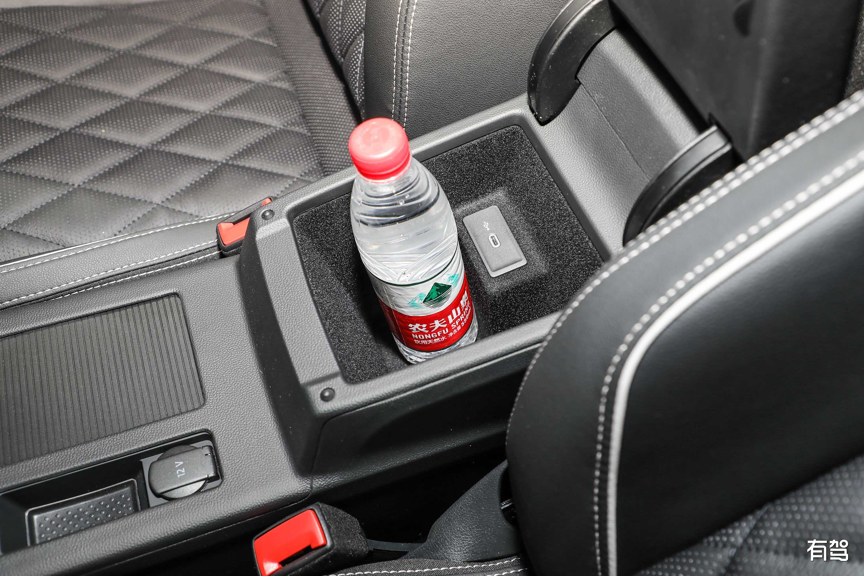 迈腾usb接口位于前排中间扶手里的储物箱内,该储物箱里配有原装usb