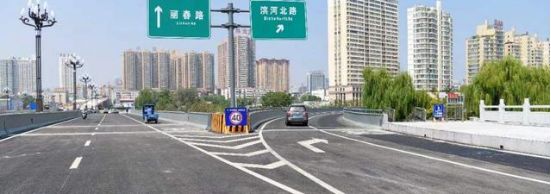 当你驾车行驶在高速公路匝道路段时应注意什么-有驾