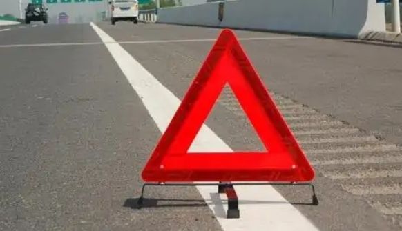 高速警示牌放在车后多少米?-有驾