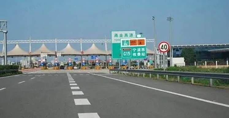 机动车驾驶离高速公路时应当开启什么灯?-有驾 机动车驾驶离高速公路时应当开启什么灯?-有驾
