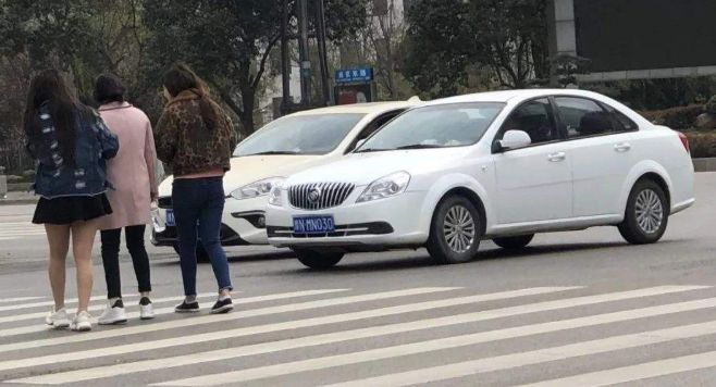 红灯时汽车停在对面斑马线上算闯红灯吗?-有驾 红灯时汽车停在对面斑马线上算闯红灯吗?-有驾
