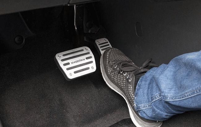 手动挡刹车油门位置-有驾