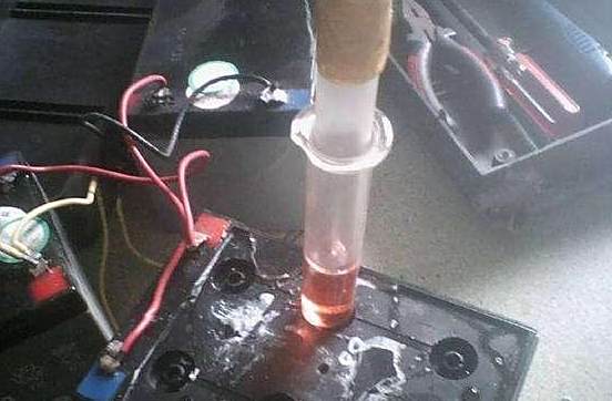 电瓶水是什么液体-有驾