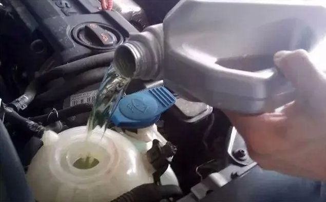 汽車水箱加什麼水?-有駕