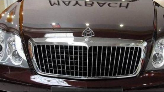 一个三角里面两个mm是迈巴赫汽车车标.