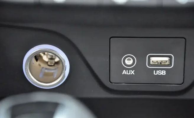 大众朗逸aux接口位置在哪里？-有驾