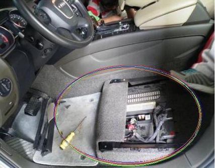 奥迪Q7电池在哪个位置-有驾