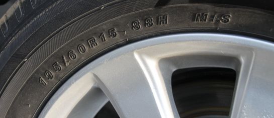 第二種例如175/70r1477h中,175代表輪胎寬度是175毫米,70表示輪胎斷面