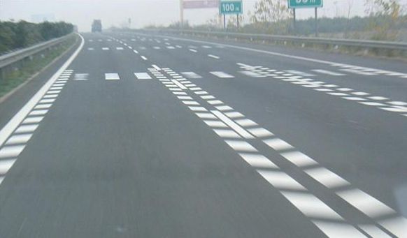 道路虚线两边带锯齿是什么-有驾