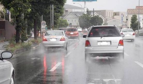 下雨后路面湿润驾驶机动车紧急制动易导致什么-有驾