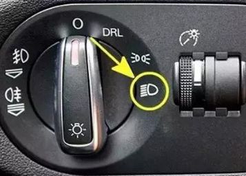 奥迪a6大灯有自动模式,也可以手动开启,在驾驶室左侧有开关,扭动开关