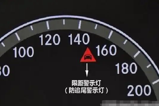 奔驰红色三角形里面一辆车是什么意思-有驾