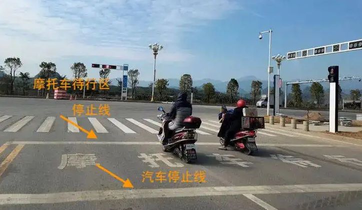 摩托车等红灯应该停在什么位置-有驾 摩托车等红灯应该停在什么位置-有驾