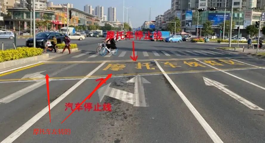 摩托车等红灯应该停在什么位置-有驾 摩托车等红灯应该停在什么位置-有驾