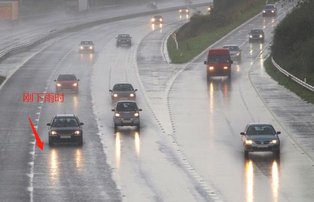 在雨天哪类路面最容易发生侧滑?-有驾