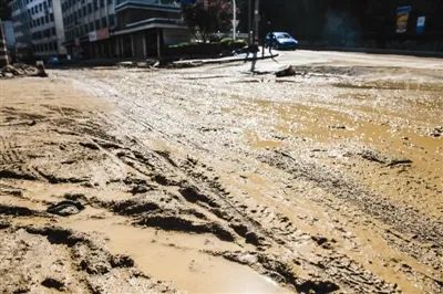 在雨天哪类路面最容易发生侧滑?-有驾