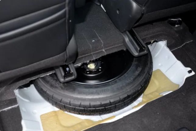 本田奥德赛自15款开始备胎放在第一排座椅主驾驶与副驾驶座之间下面的