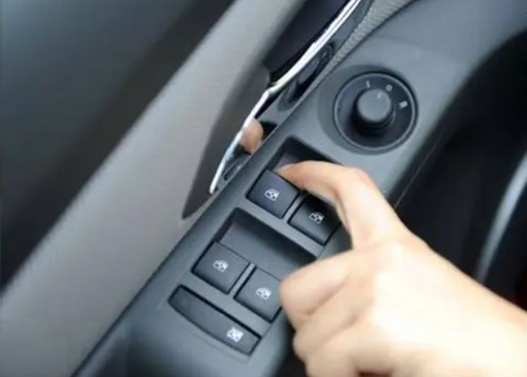 配有车窗一键升降的汽车车窗升降控制开关有两档,第一按键位置和普通