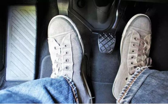 手动挡只踩刹车不踩离合会熄火吗-有驾