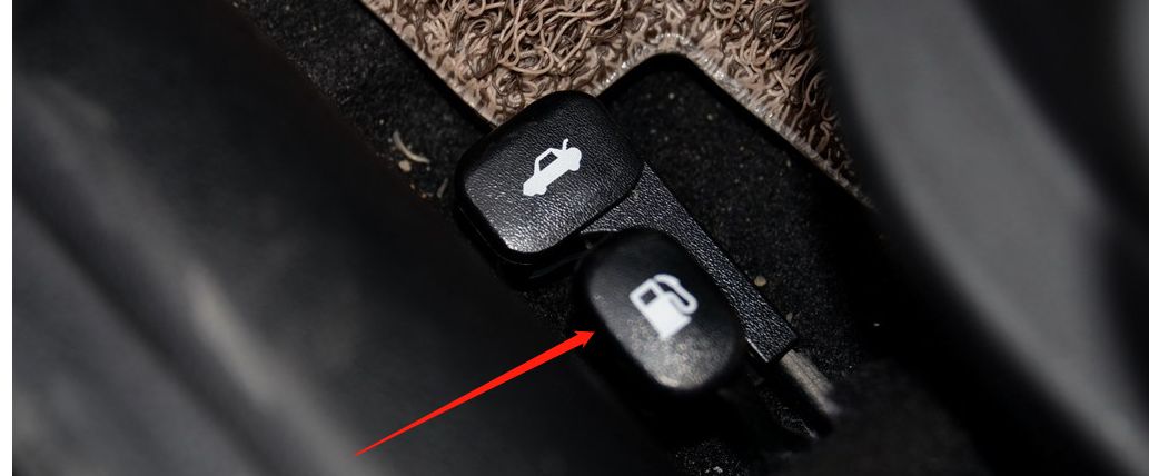 1,北京现代油箱盖的开关在驾驶座的左下方,左手就能拿到,不需要任何