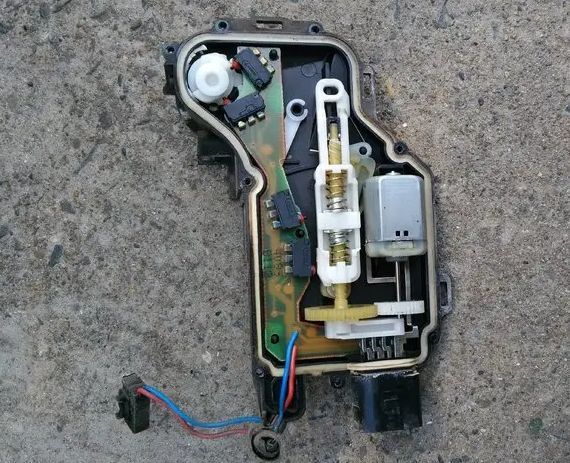 中控锁频繁跳动是怎么回事?-有驾