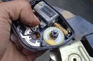 中控锁频繁跳动是怎么回事?-有驾