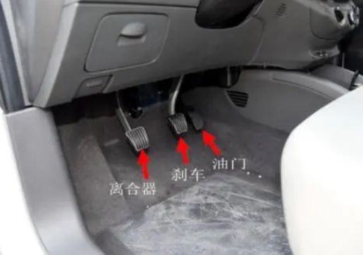 汽车有三个踏板都是什么-有驾 汽车有三个踏板都是什么-有驾