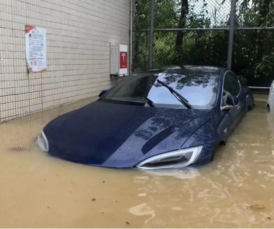 电动汽车被水淹了还能开吗-有驾
