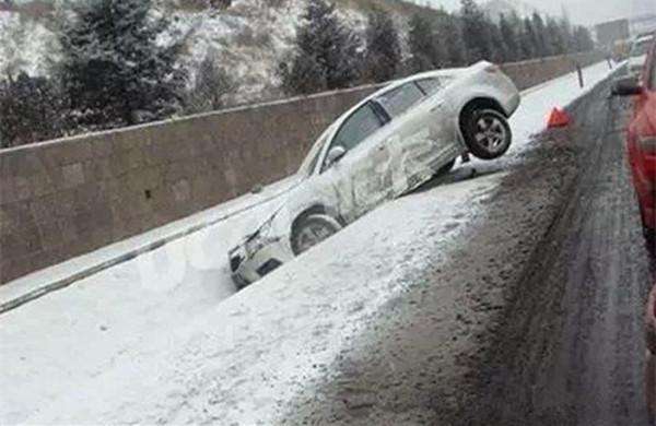 驾驶汽车在冰雪路面上怎样行车-有驾