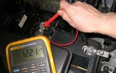 汽车电瓶电压低怎么办?-有驾 汽车电瓶电压低怎么办?-有驾