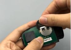 汽车钥匙换电池后按键灯不亮-有驾