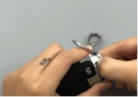 汽车钥匙换电池后按键灯不亮-有驾