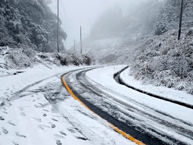 雪天驾驶机动车在有雪泥的路上超车危险较大原因是什么-有驾