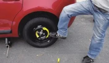 高速路上爆胎了,可以自己换胎吗?-有驾 高速路上爆胎了,可以自己换胎吗?-有驾