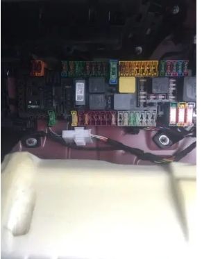 奔驰主驾驶座椅调不了了怎么回事-有驾 奔驰主驾驶座椅调不了了怎么回事-有驾