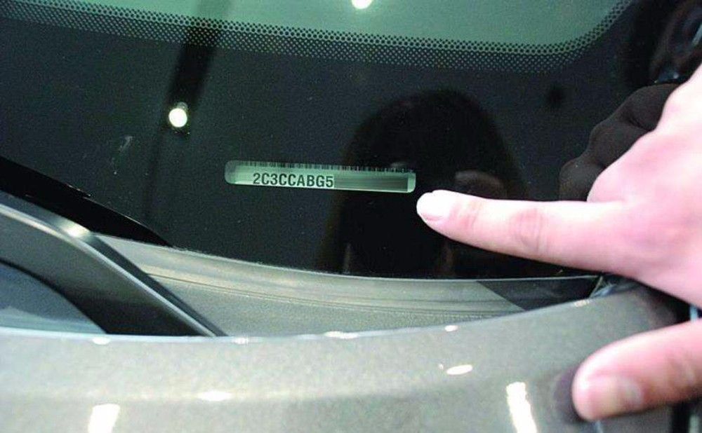 挡风玻璃车架号在哪里-有驾