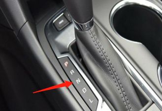 当自动挡的汽车档位放在n挡的时候,可以不用踩刹车,直接启动发动机.