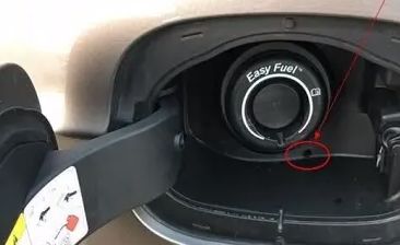 打开油箱加油口盖板,能够看到油箱盖内下方有排水孔;大众宝来的排水口