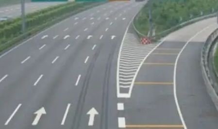 高速三条虚线能变道吗-有驾