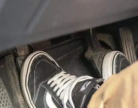 科目三停车的正确操作顺序是-有驾 科目三停车的正确操作顺序是-有驾